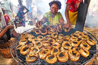 Eating in Africa’s Biggest Floating Slum!