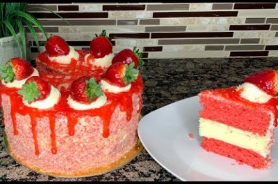Easy Strawberry Crunch Cake