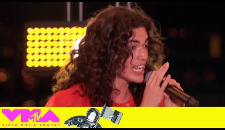 Conan Gray Performs "Memories"
