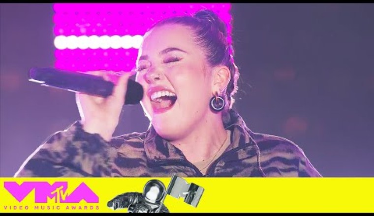 Lauren Spencer Smith Performs "Fingers Crossed"