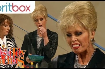 Patsy Stone Shocks Everyone By Eating a Potato Chip