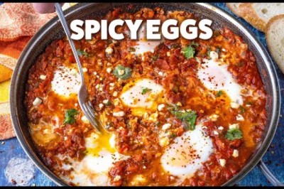 Shakshuka Recipe (Eggs Poached In Spicy Tomato Sauce)