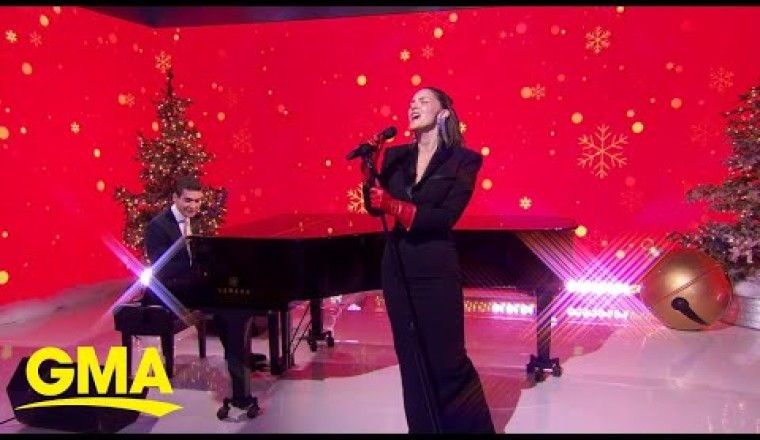 Katharine McPhee Performs 'Rudolph the Red-Nosed Reindeer'