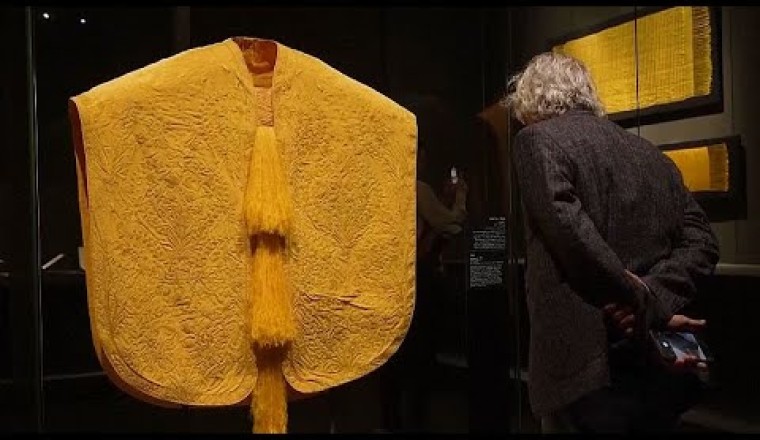 Golden Silk and Ancient Weaving Craft Showcased in Qatar