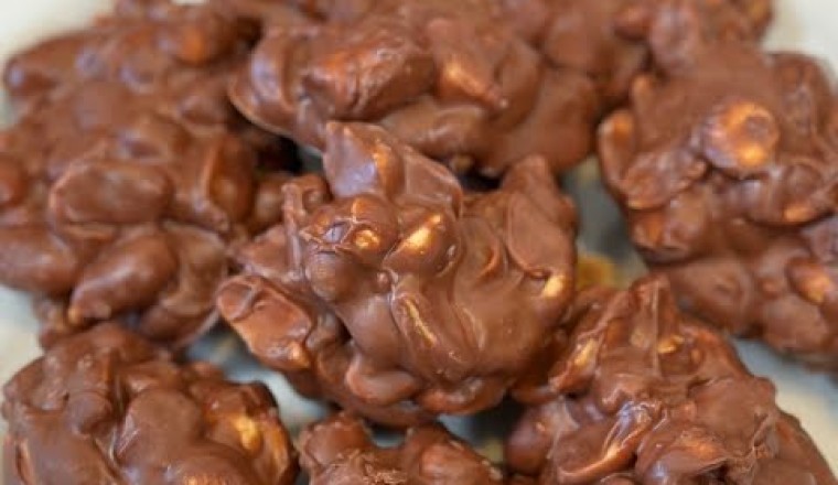 Slow Cooker Peanut Clusters