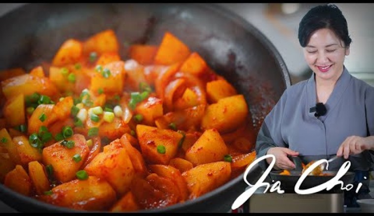 Maeun Gamja Jorim (Korean Spicy Braised Potatoes)