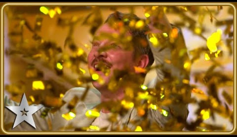 Audience member Max Fox’s SPONTANEOUS audition gets him a GOLDEN BUZZER!