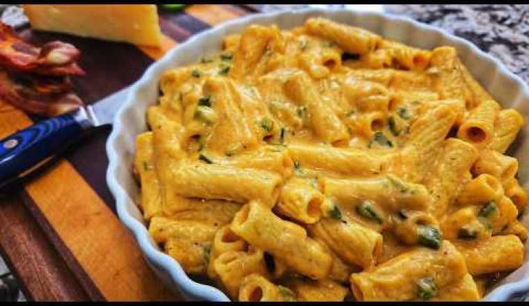 Creamy Jalapeño Popper Mac and Cheese with Crispy Bacon Topping