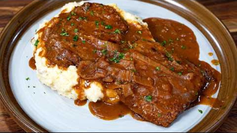 Smothered Cube Steak with Onion Gravy and Mashed Potatoes